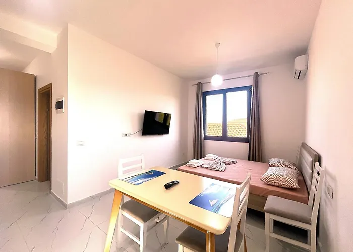Escape Short Drive 3 Min To Center 5 Min To Gasthuis Vlorë